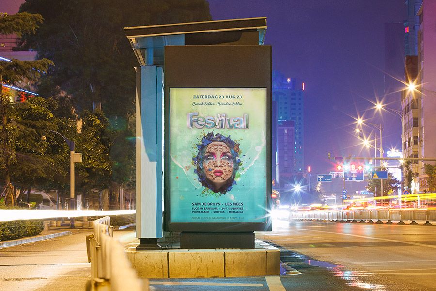 gedrukte affiche in het straatbeeld